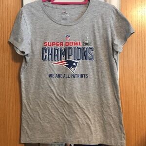 Grey short sleeve Super Bowl XLIX Champions tee shirt.  PATRIOTS Youth size XL